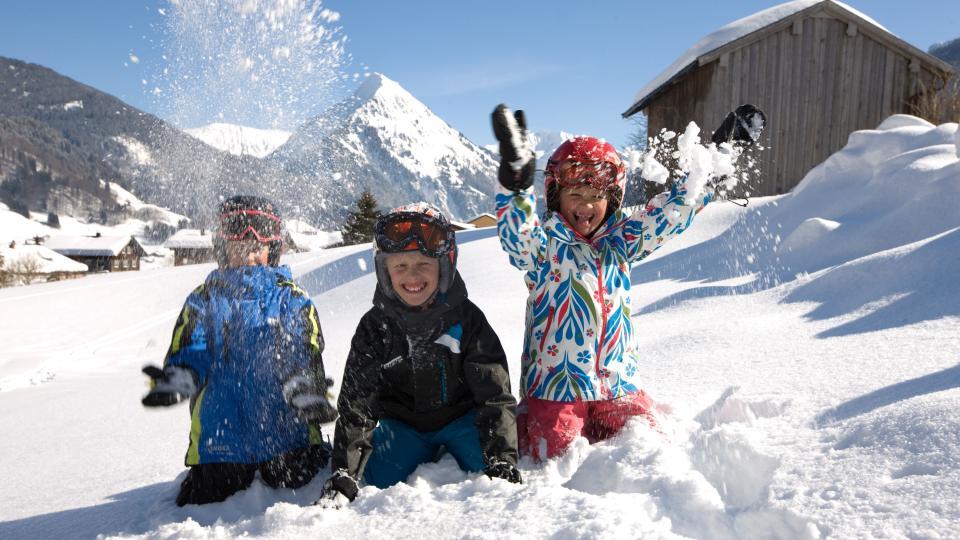 Kinder im Schnee in Au-Schoppernau